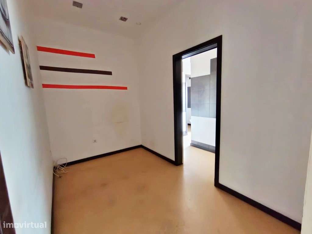 Loja com 145 m² | Excelente Localização junto ao Metro-6