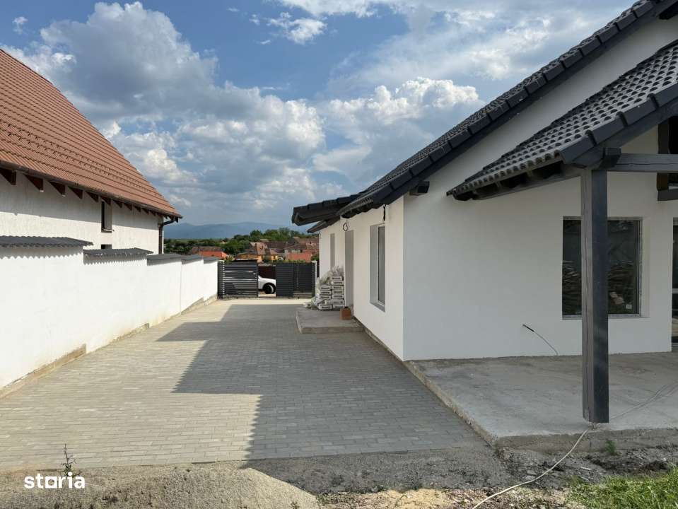 Casa individuala cu 4 camere 2 bai si terasa in Sura Mica-2