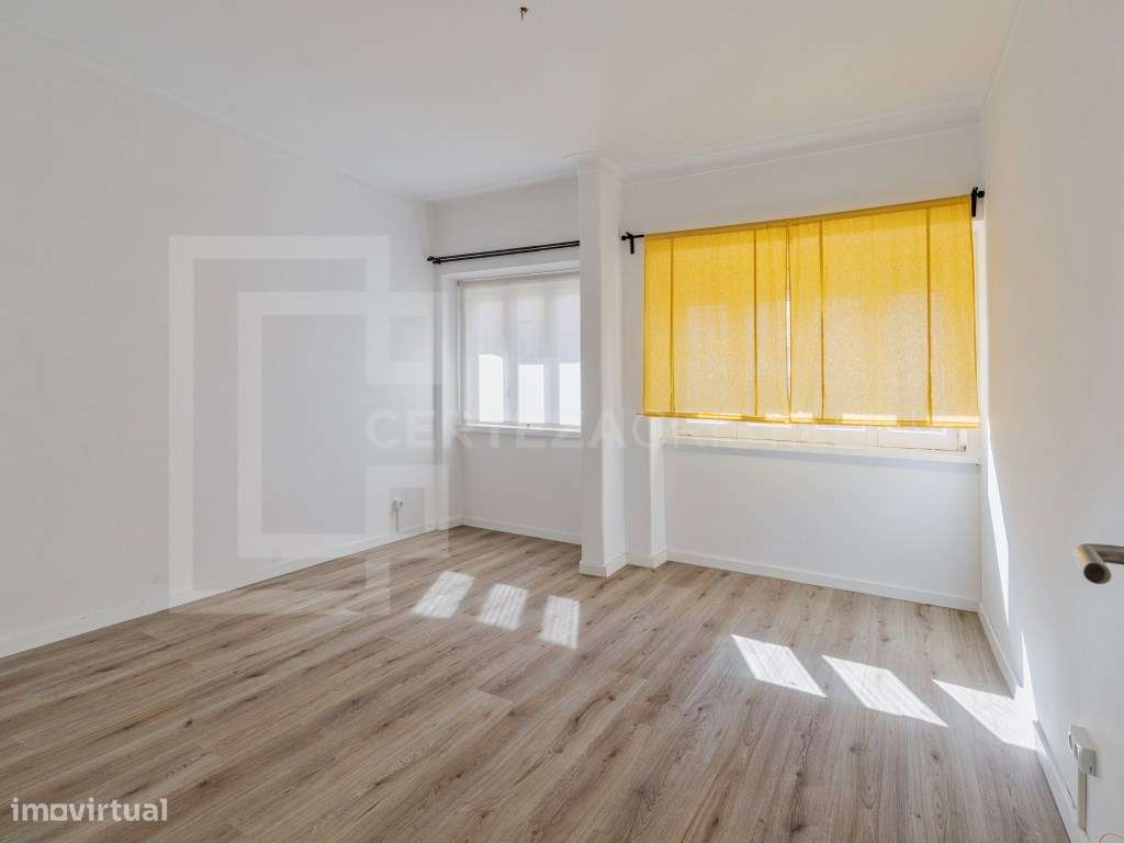 Apartamento T2 com logradouro no coração de Almada-5