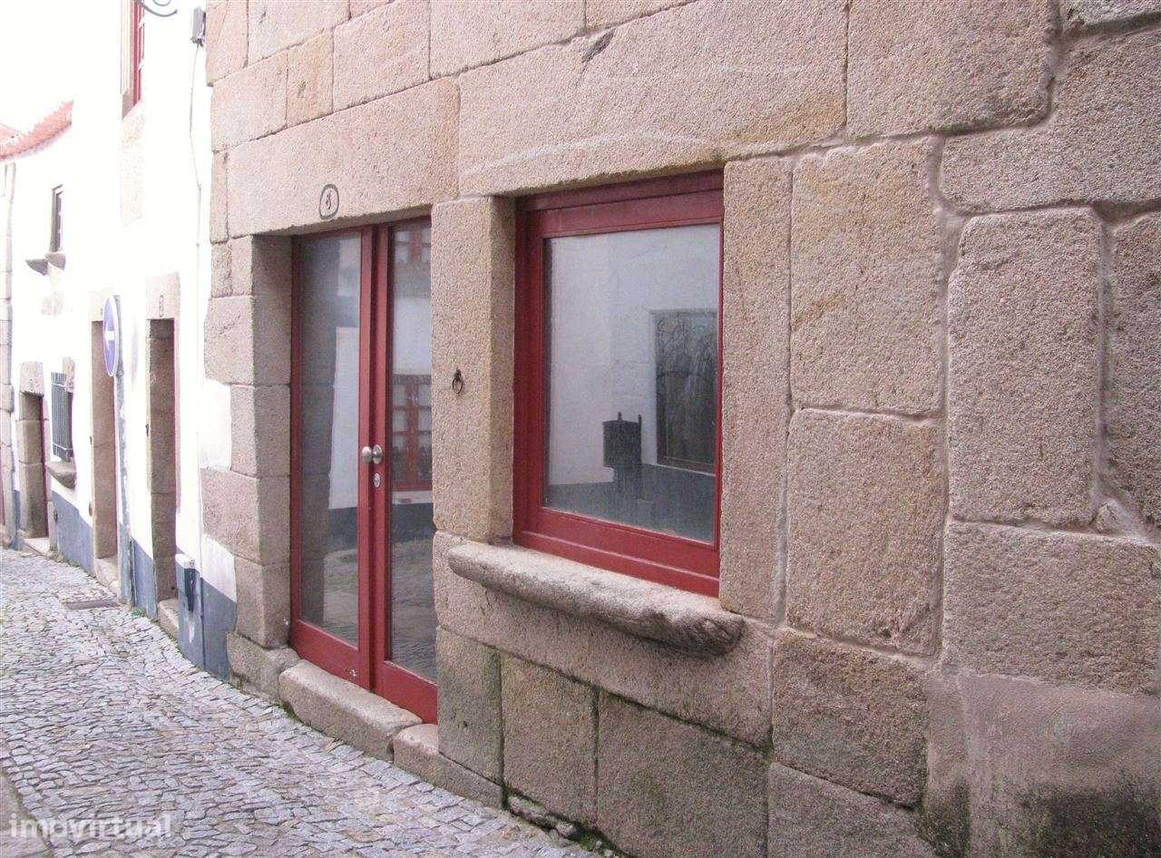 Prédio zona histórica Miranda do Douro-23