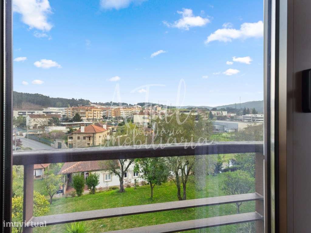 Duplex T5 no centro de Ponte de Lima com terraço panorâmico e 2 gar...-15