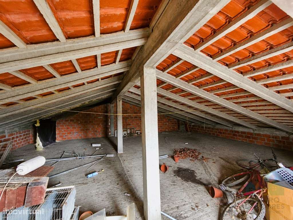 Moradia T4 isolada com terreno e piscina em Tomar-11