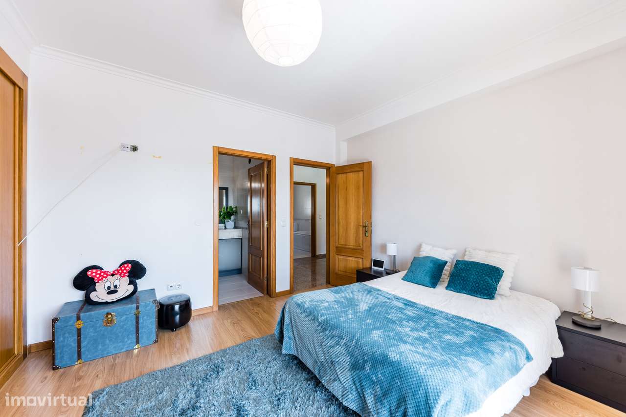 Moradia Isolada com 5 quartos| 2 Suite | Garagem e Sótão | 5m Metro-27