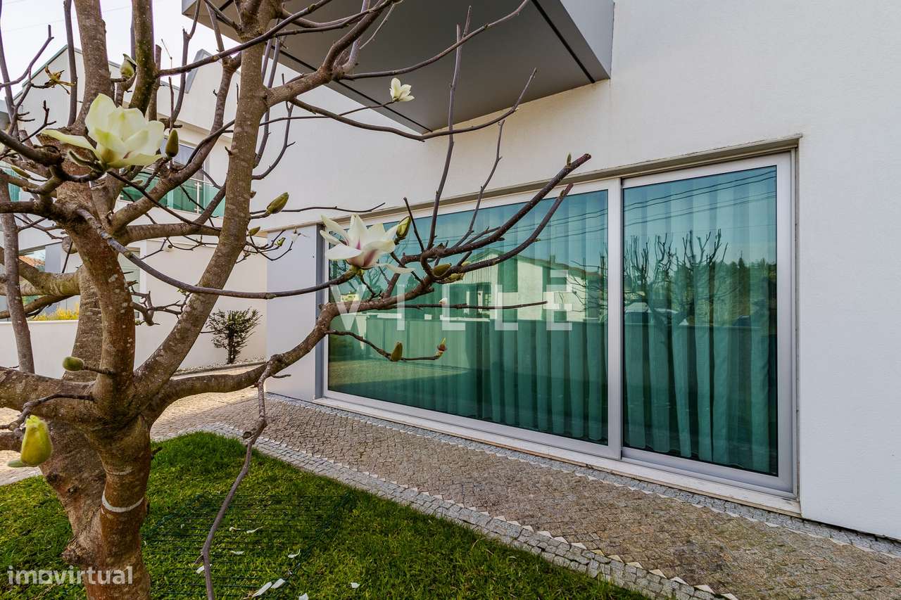 Moradia T4 com piscina aquecida e garagem dupla - Grande imagem: 4/54