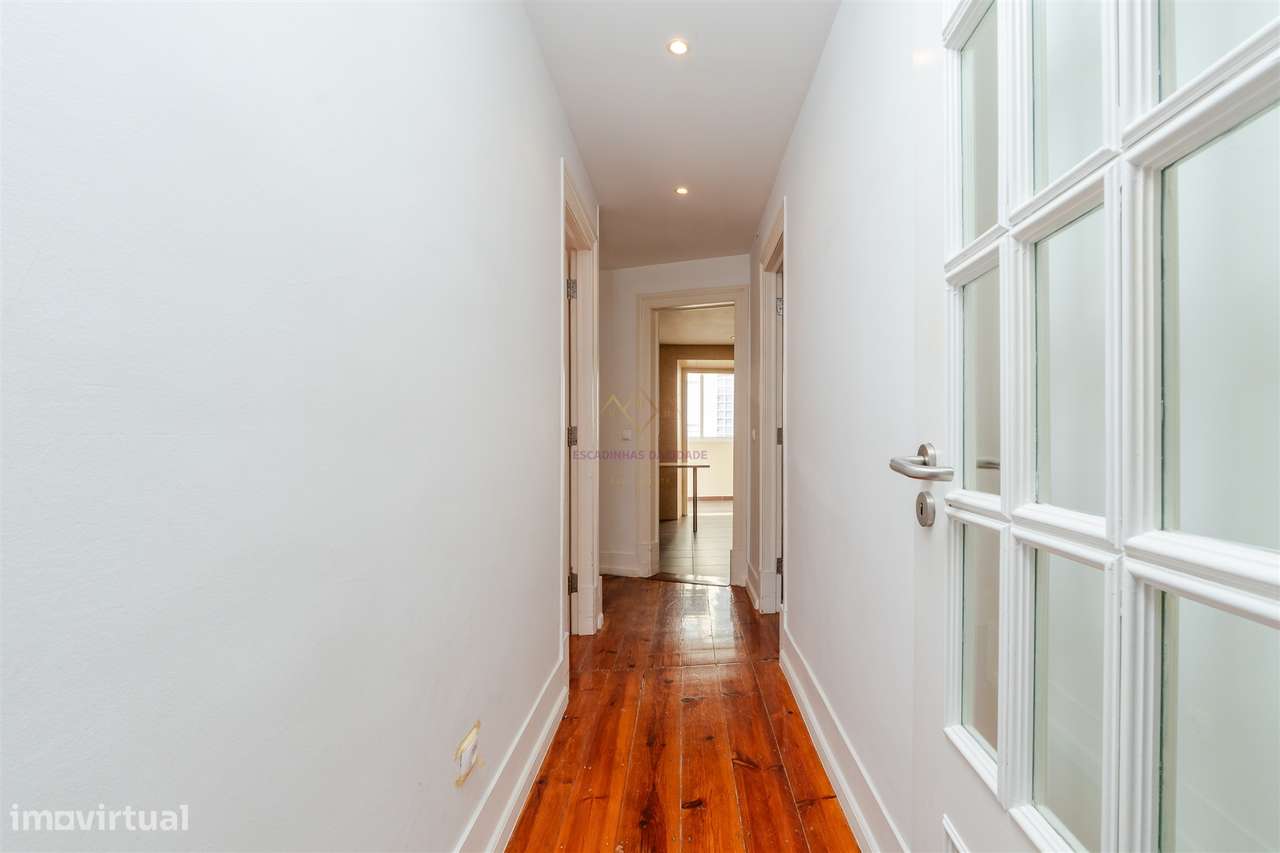 Elegância na Lapa: T2+2 com Alma e Vista Desafogada-24