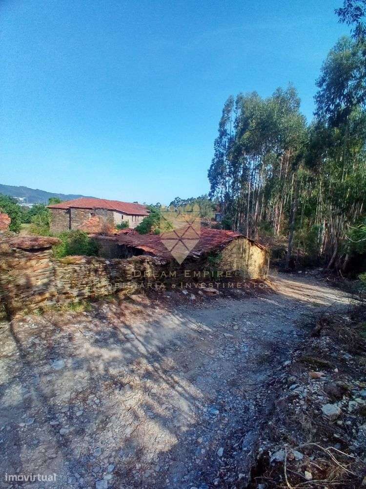Oportunidade Única: Terreno com 4 Casas para Restauro em Zona de Ref?-4
