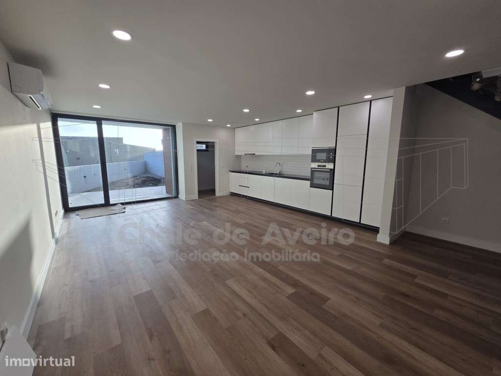 Moradia unifamiliar geminada T3, de 2 pisos, com garagem, anexos e ...-7