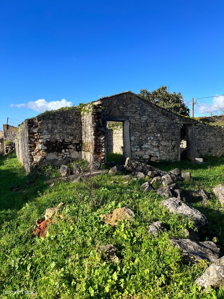 TERRENO COM RUINA VISTA SERRA