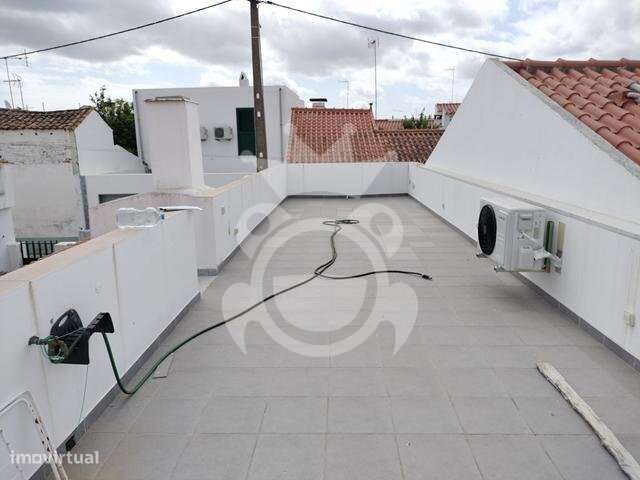 Moradia T4 Totalmente Renovada-8