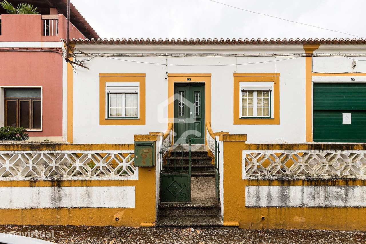 Moradia T3 c/ Quintal e Garagem no Centro de Montemor-o-Novo, Évora-0