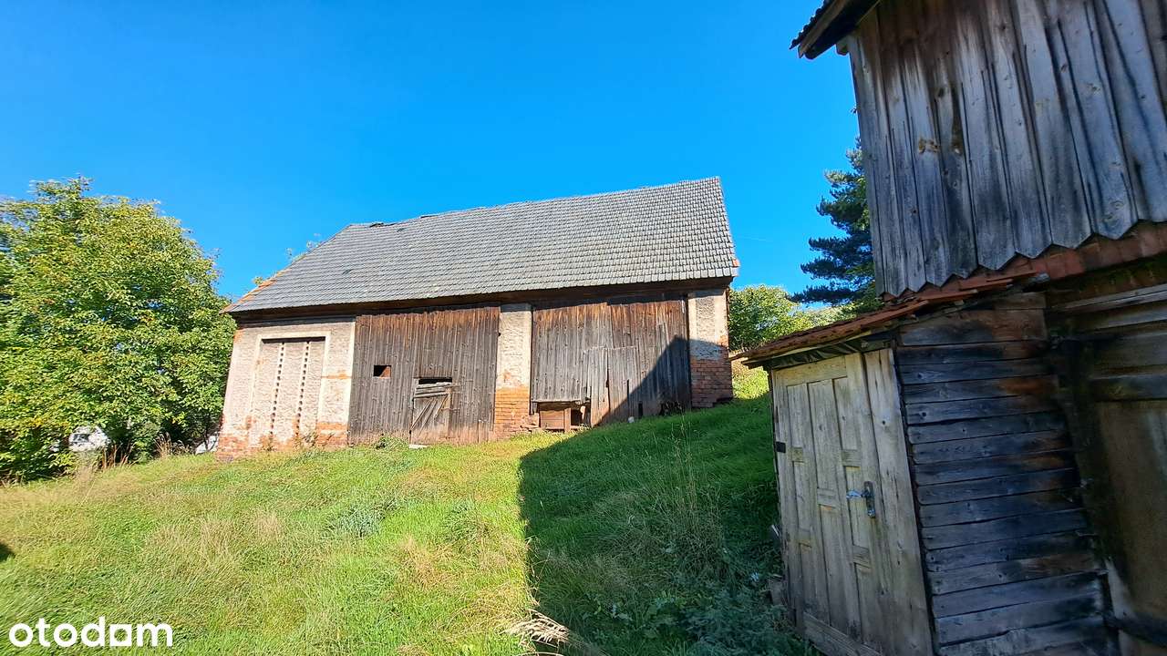 Przedwojenny dom na wzgórzu ze stodołą i stajnią-4