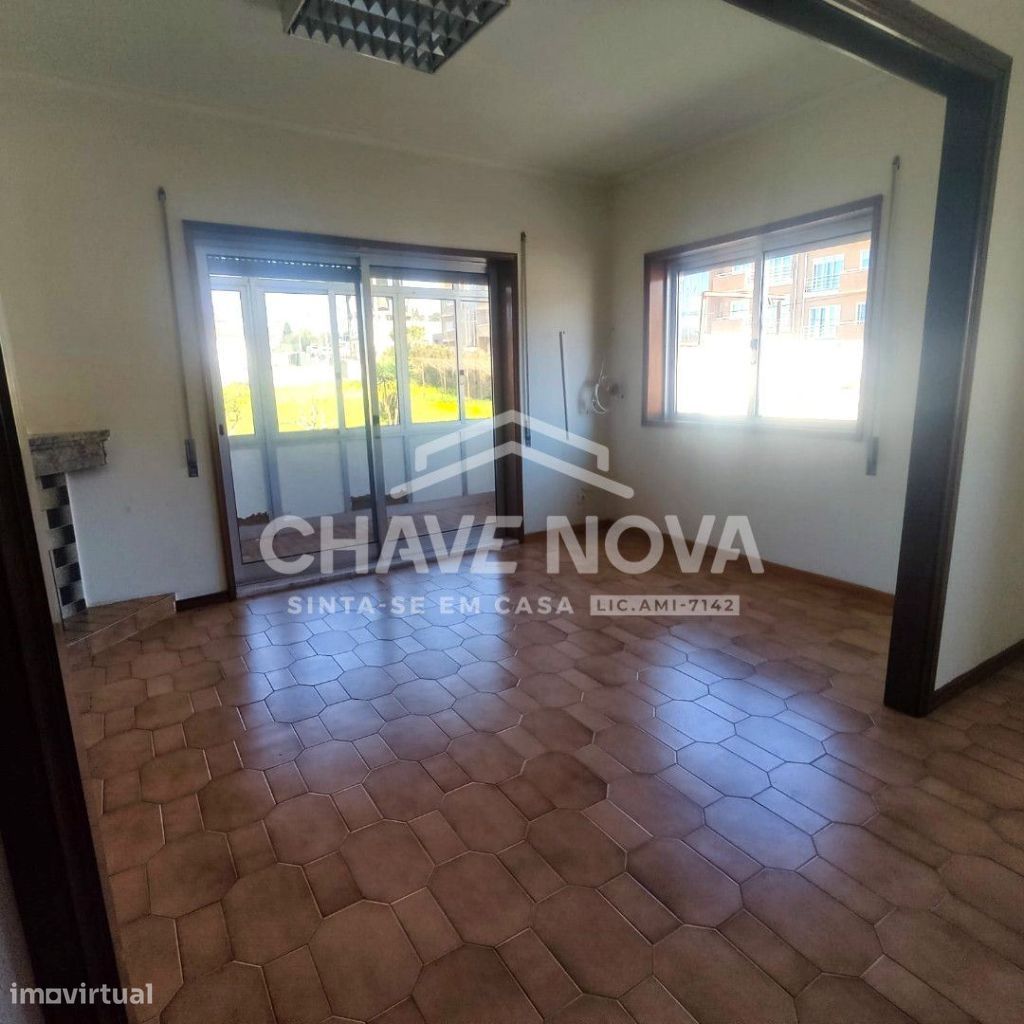 Apartamento T3 em Grijó c/ cozinha equipa e varanda marquisada - Grande imagem: 1/25
