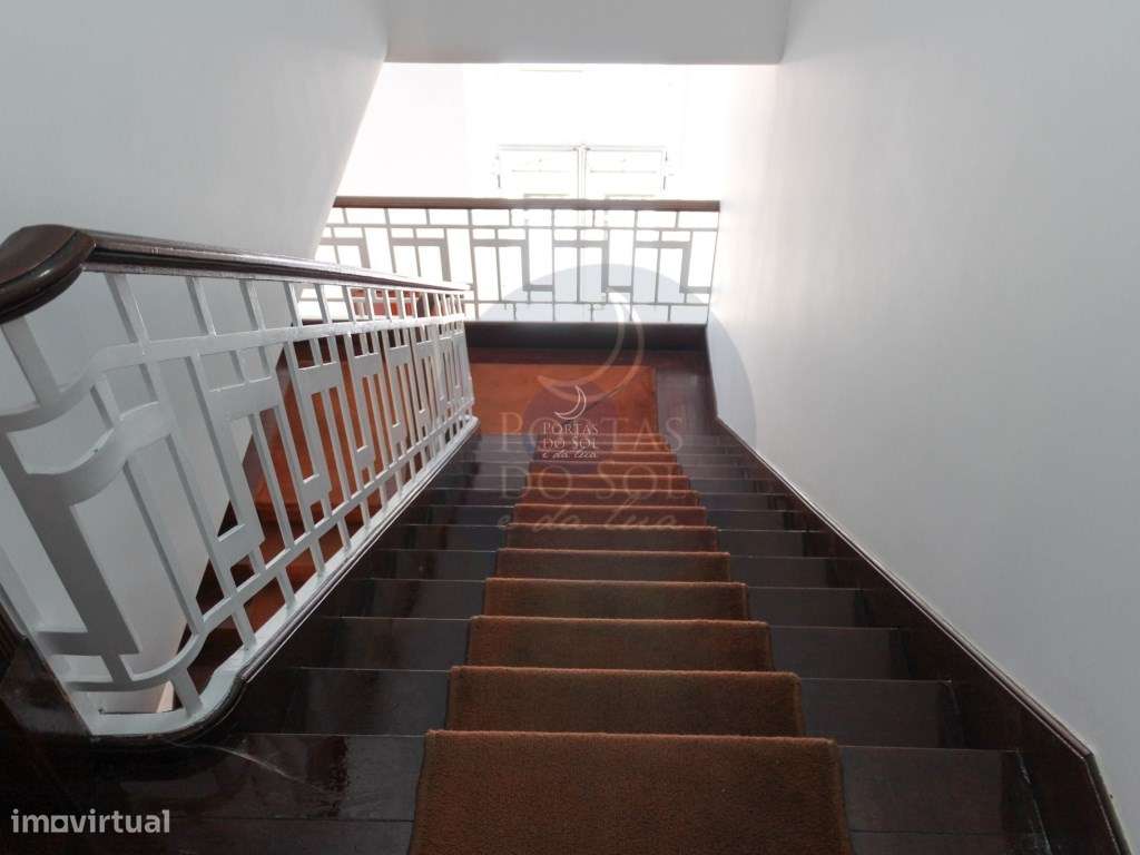 T6 c sótão (72m2), terraço, pátio e estacionamento - Grande imagem: 4/21