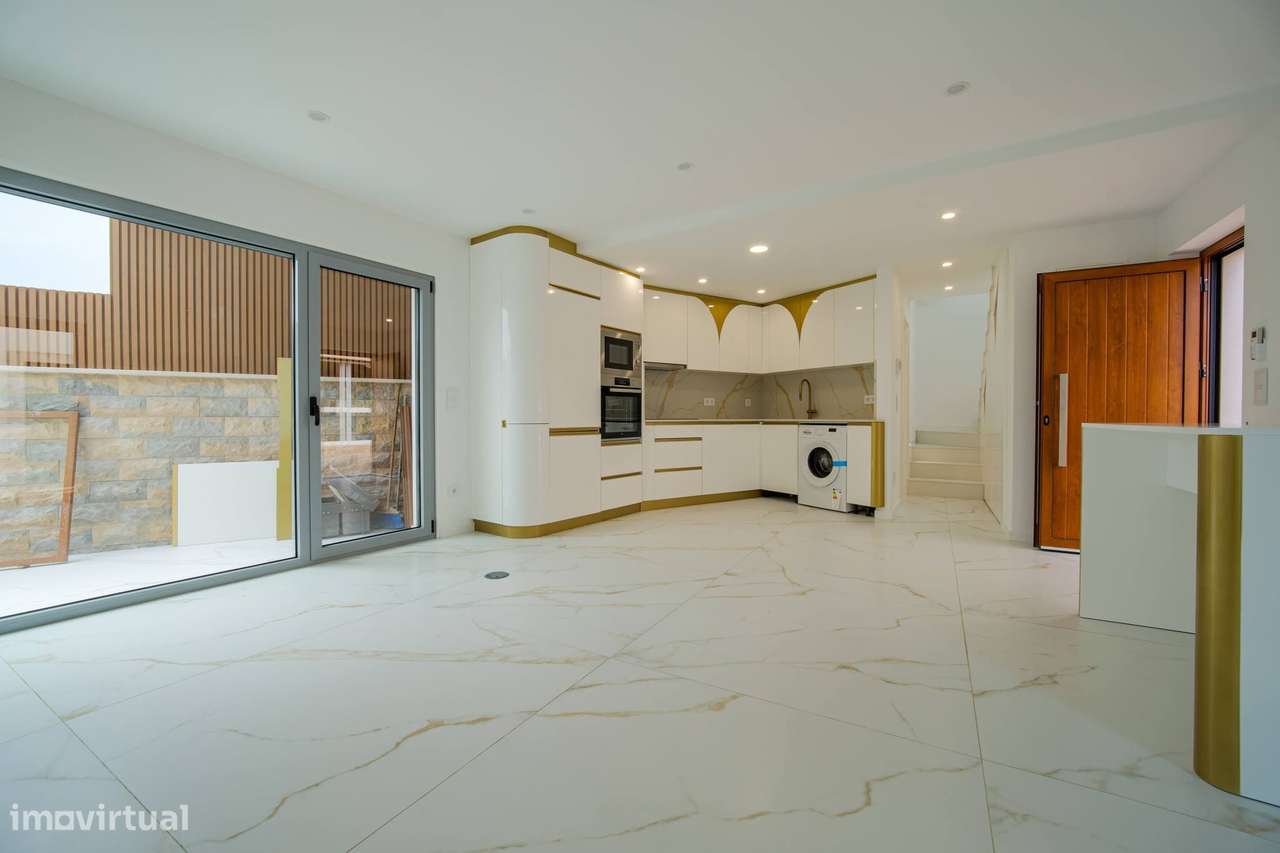 Moradia T2 Totalmente Renovada no Centro de Coimbra-5