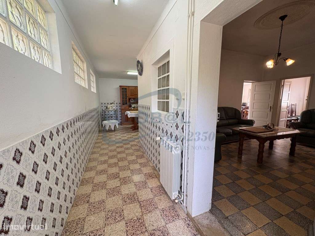 Moradia T5 com Grande Terreno Plano, Garagem, Anexos e Elevado Pote...-14