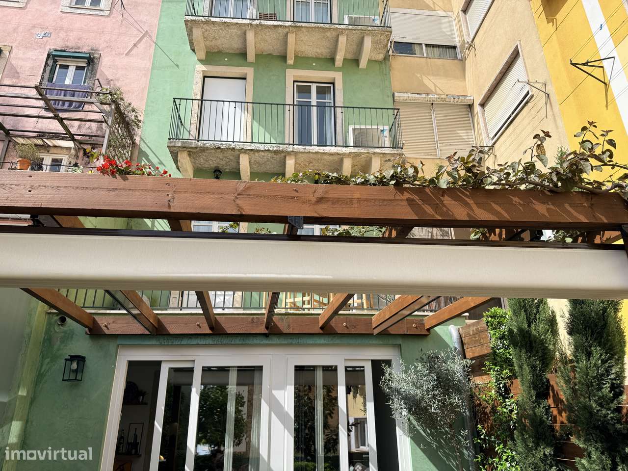 T2 com 2 casas de banho e jardim privativo na Graça-43