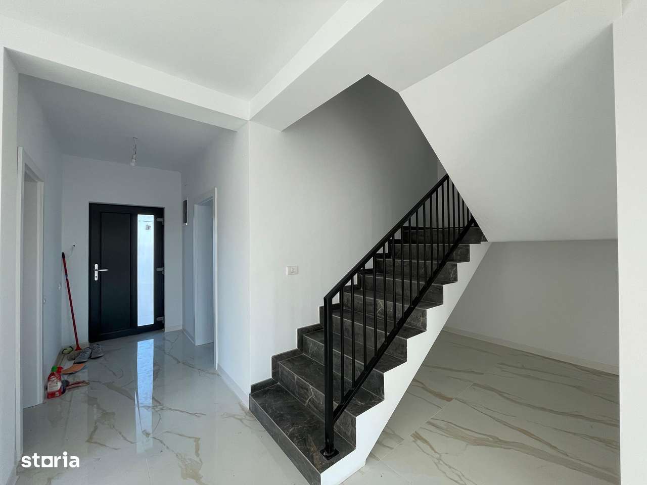 Duplex despartit prin camera tehnica - finisaje premium - Imagine principală: 4/19