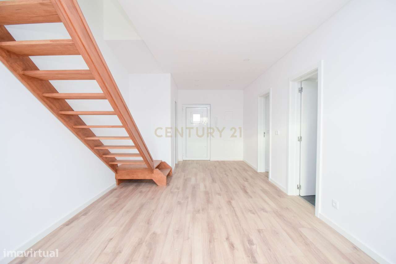 MORADIA T2 com Jardim * Bairro tranquilo em Cova da Piedade Almada-5