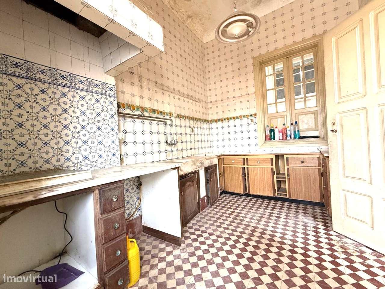 Moradia de Traça Apalaçada com Lojas  no Centro Histórico de Ovar-34