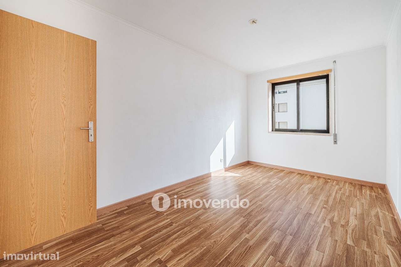 Apartamento T2 com cozinha equipada e estacionamento, na Ameixoeira-21
