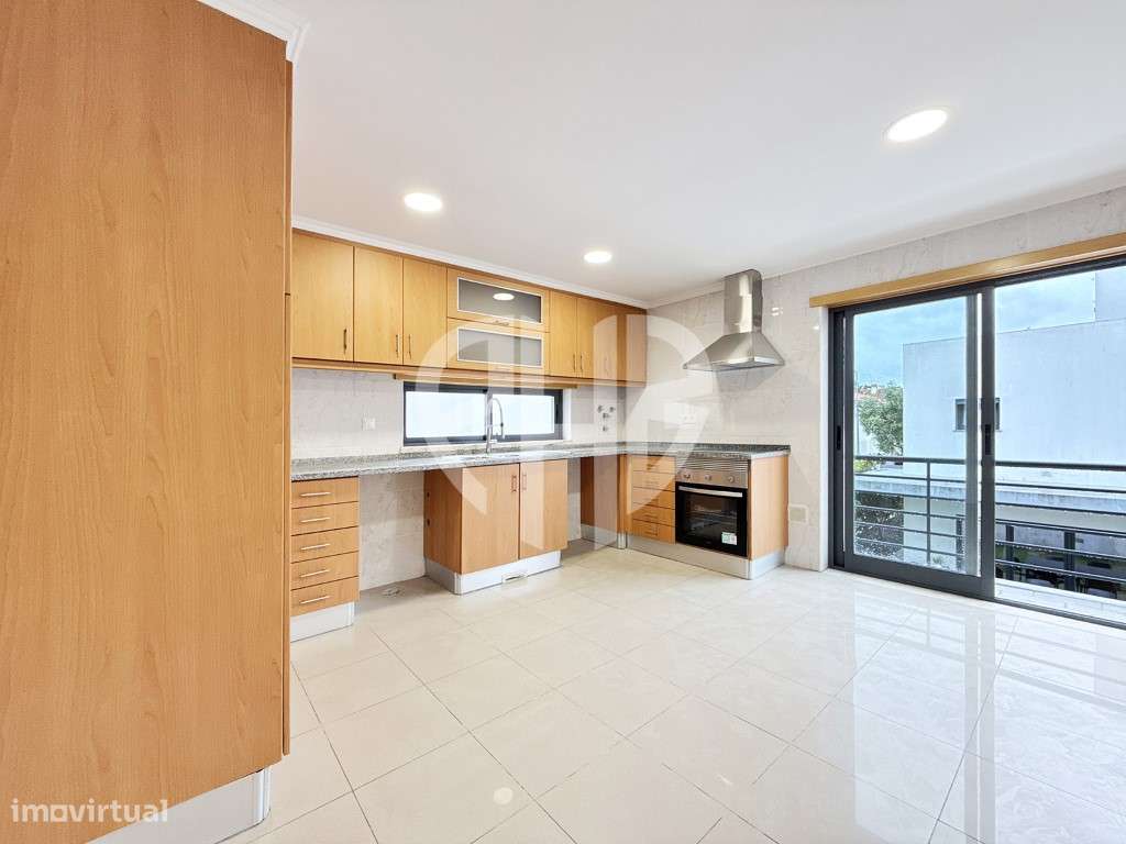 Exclusiva Moradia T5 de Arquitetura Contemporânea em Almada - Feijó-12