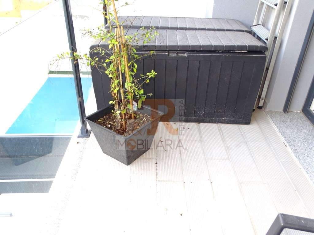 Semi-Nova Geminada Duplex T3 com Piscina Fernão Ferro-56