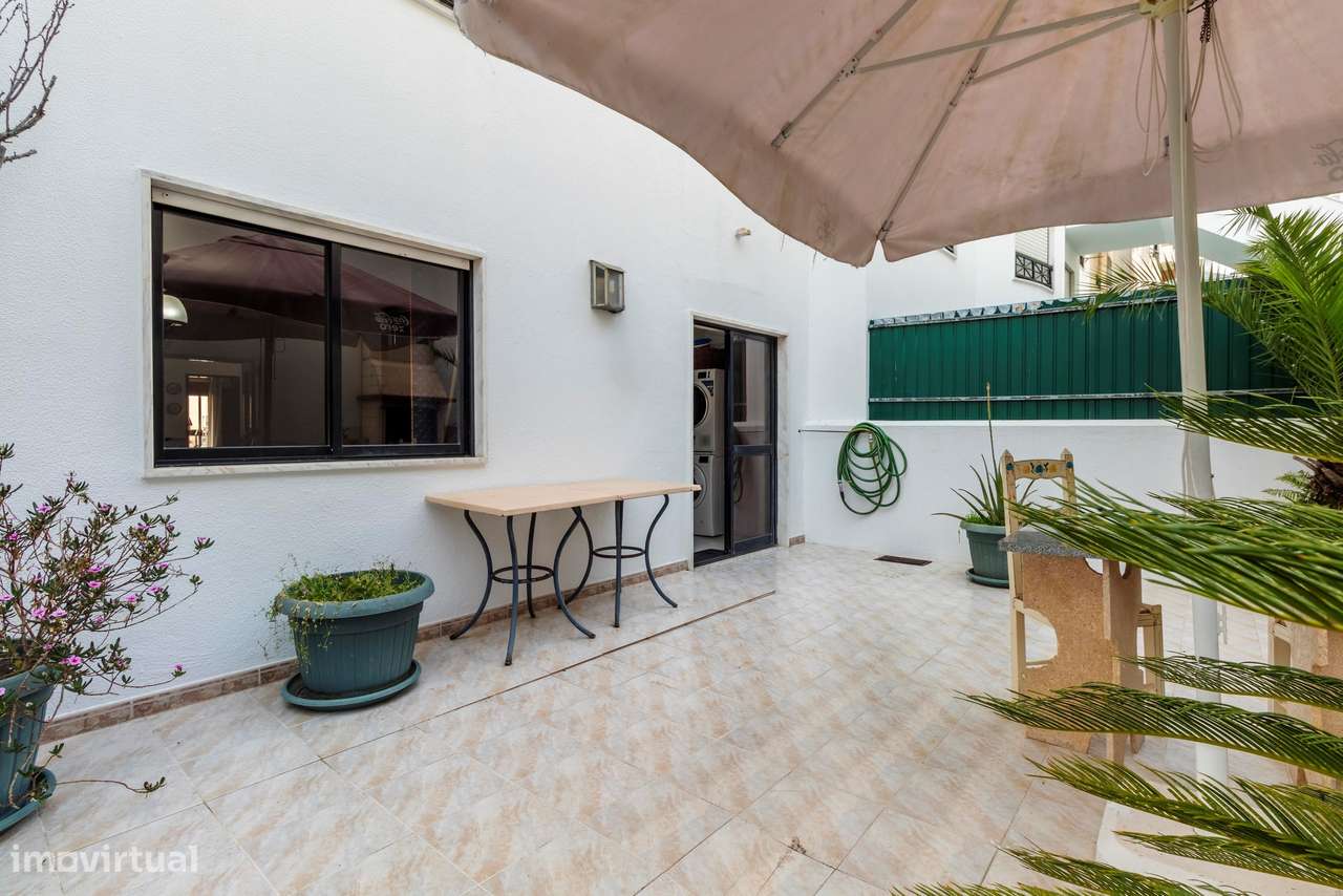 Apartamento T2 c/ 2 Lugares de Estacionamento e Terraço c/ 30m2 em Mem-16
