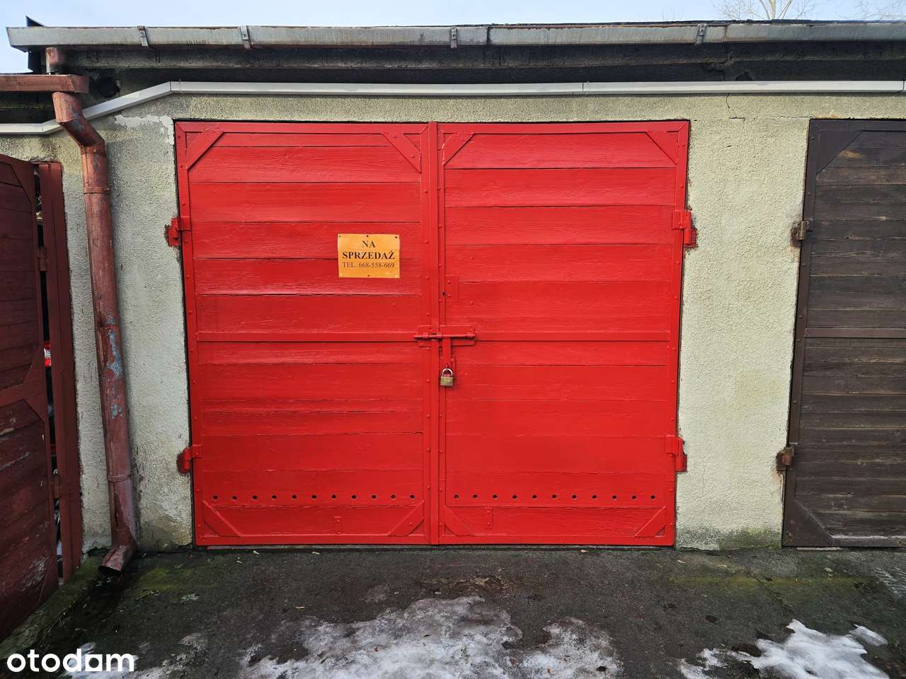 Garaż murowany, środkowy. Ulica Zubrzyckiego, niedaleko ul. Giełdowej.-2