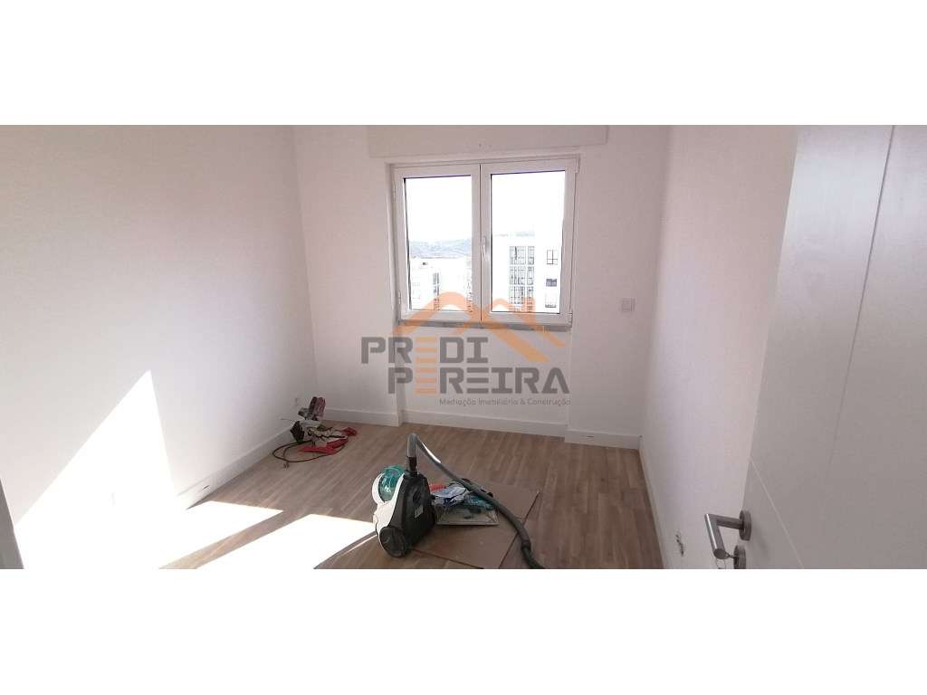 Apartamento T3 totalmente remodelado - Santo António dos Cavaleiros...-14