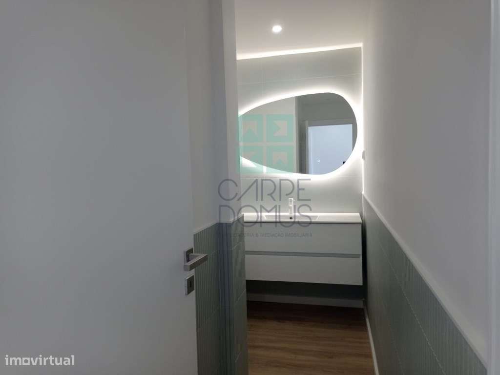 Apartamento T3, totalmente renovado, c/ varandas, na Avenida do Uru...-12
