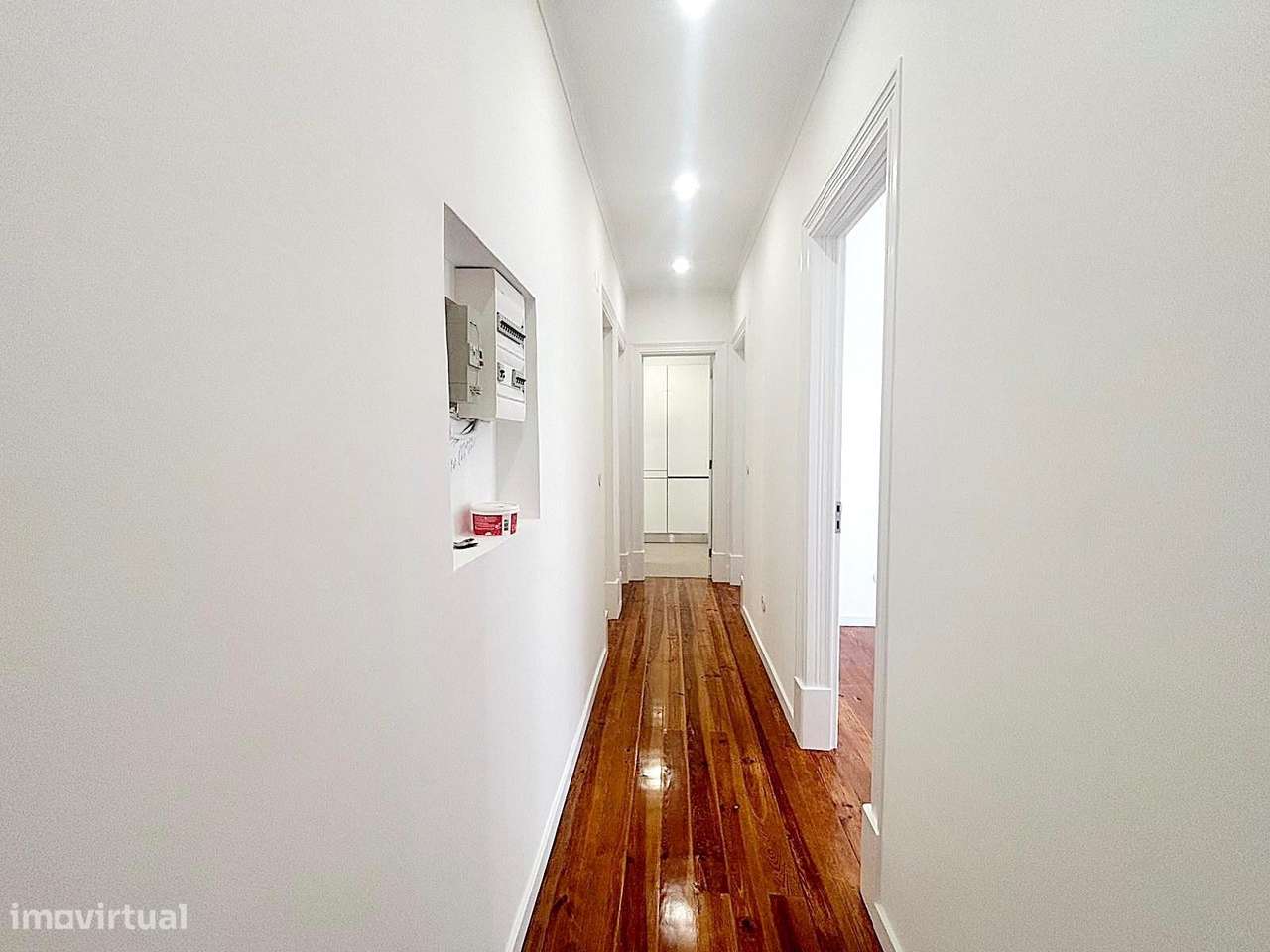 T3 totalmente remodelado com varanda na Av. General Roçadas!-12