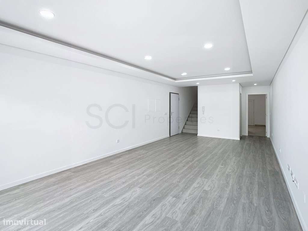 Moradia T3 duplex no centro de Fernão Ferro-7