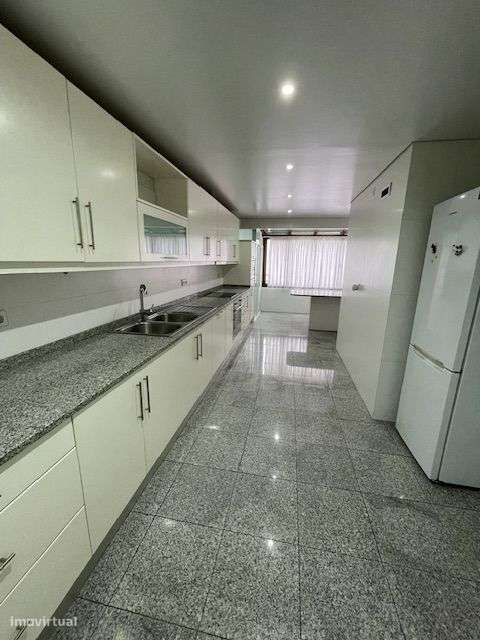 Apartamento T4 Duplex c/ garagem fechada p/ 2 carros.-5