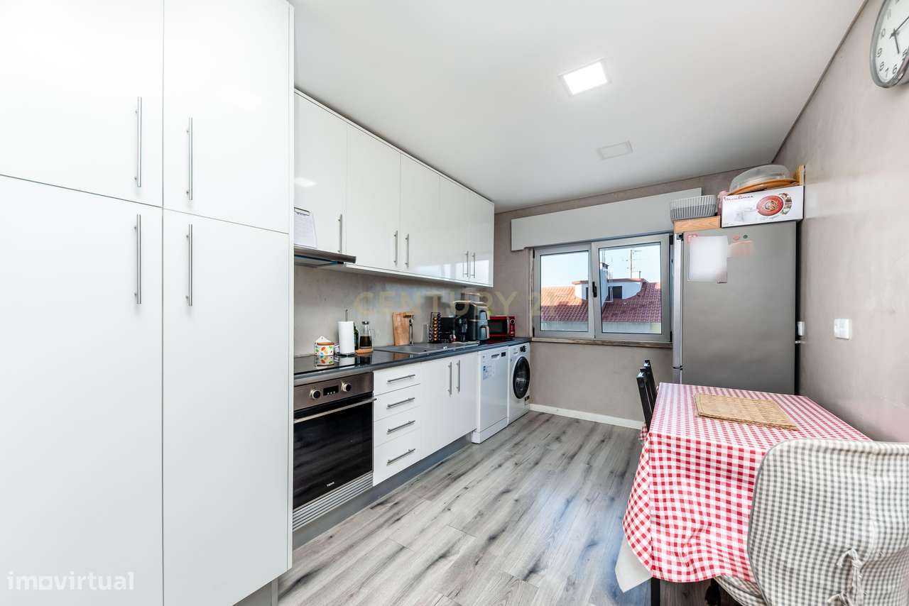 Apartamento T2 com Varanda em Encosta do Sol, Amadora-0