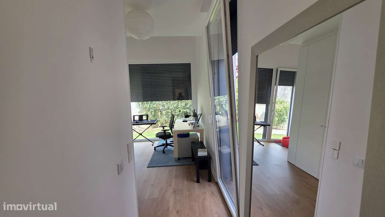 Viva numa moradia T4 isolada com jardim e vista mar-21