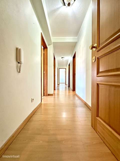 T3 c/ varanda, sala 33 m2, junto a transportes públicos e comércio...-5