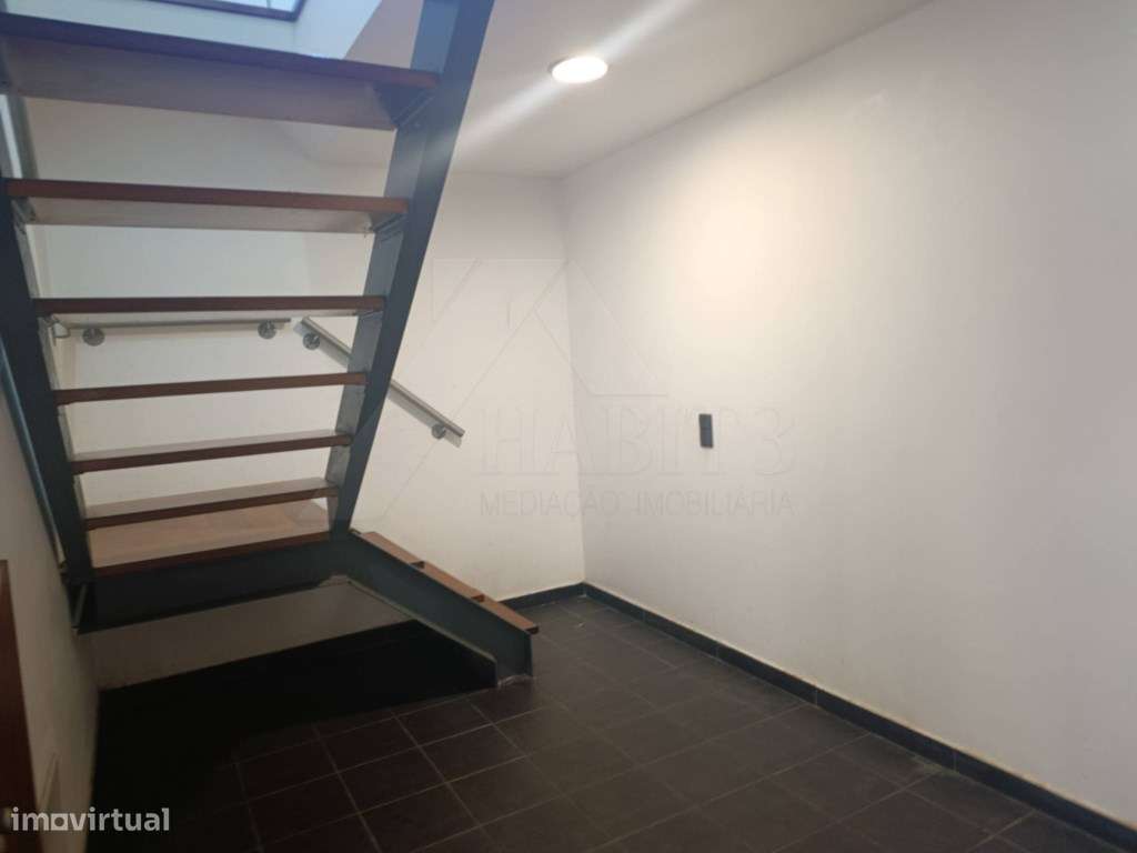 Moradia com terreno envolvente, espaços amplos e excelente potencial-52