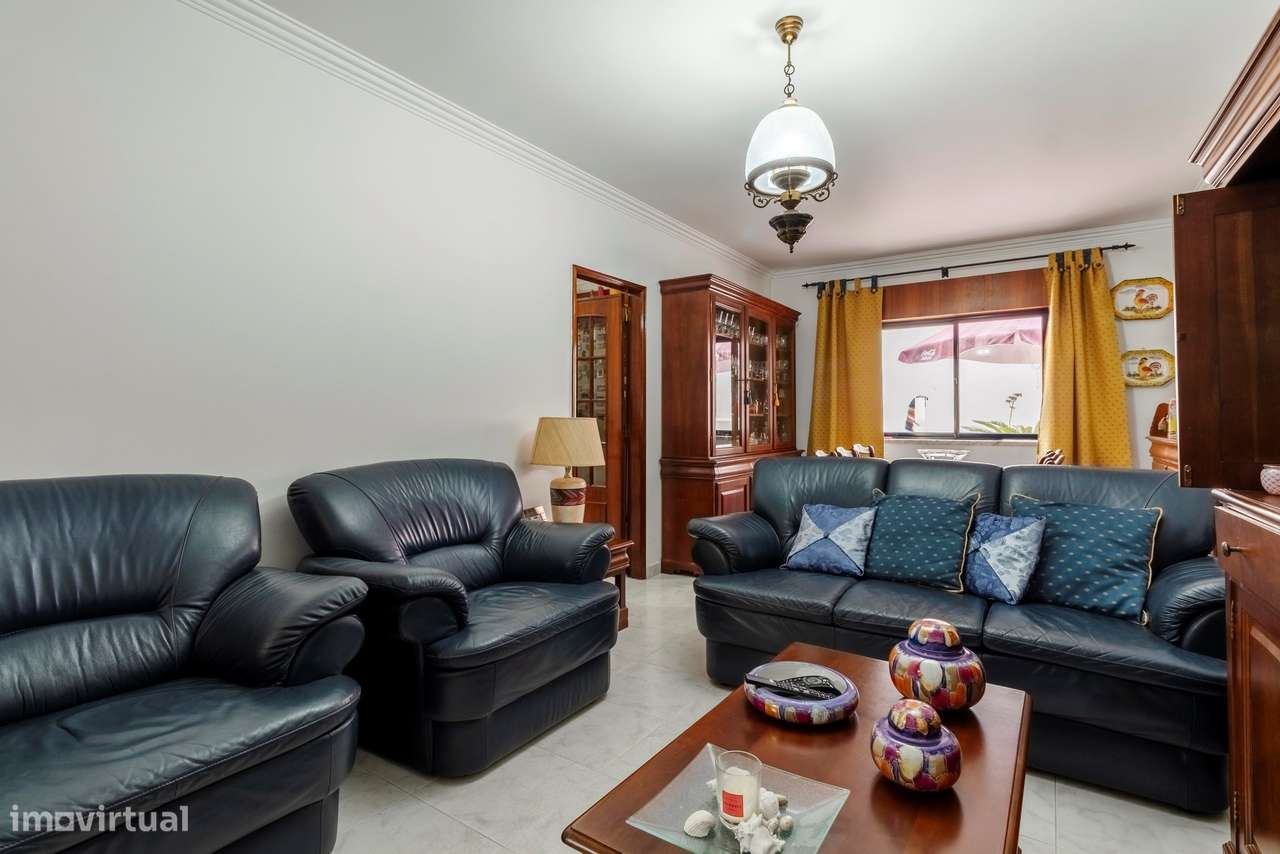 Apartamento T2 c/ 2 Lugares de Estacionamento e Terraço c/ 30m2 em Mem-21