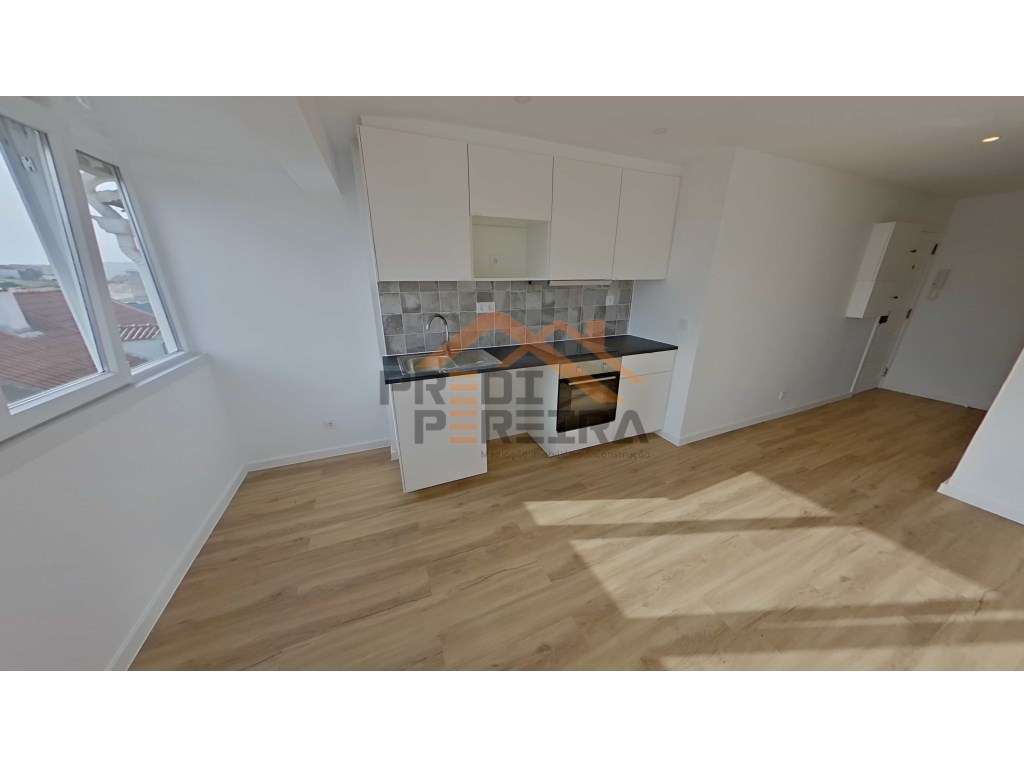 Situado em Camarate, T2 remodelado, com varanda. - Grande imagem: 5/22