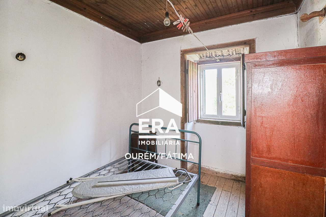 Moradia T2 para reconstrução no Olival-7
