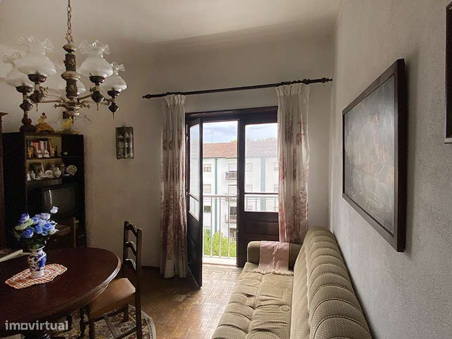 Pequeno apartamento T2, para remodelar, centro de Caldas da Rainha-2