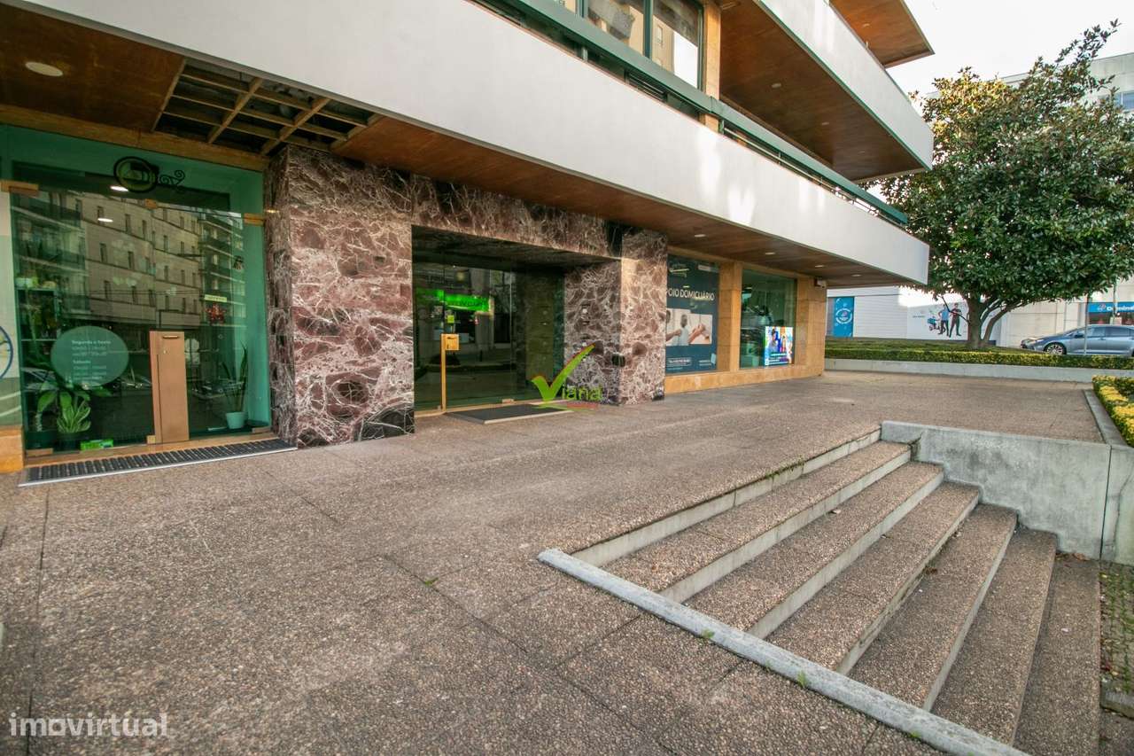 T. 4 com 3 lugares de garagem e arrumos - Centro da cidade da Maia - Grande imagem: 4/31