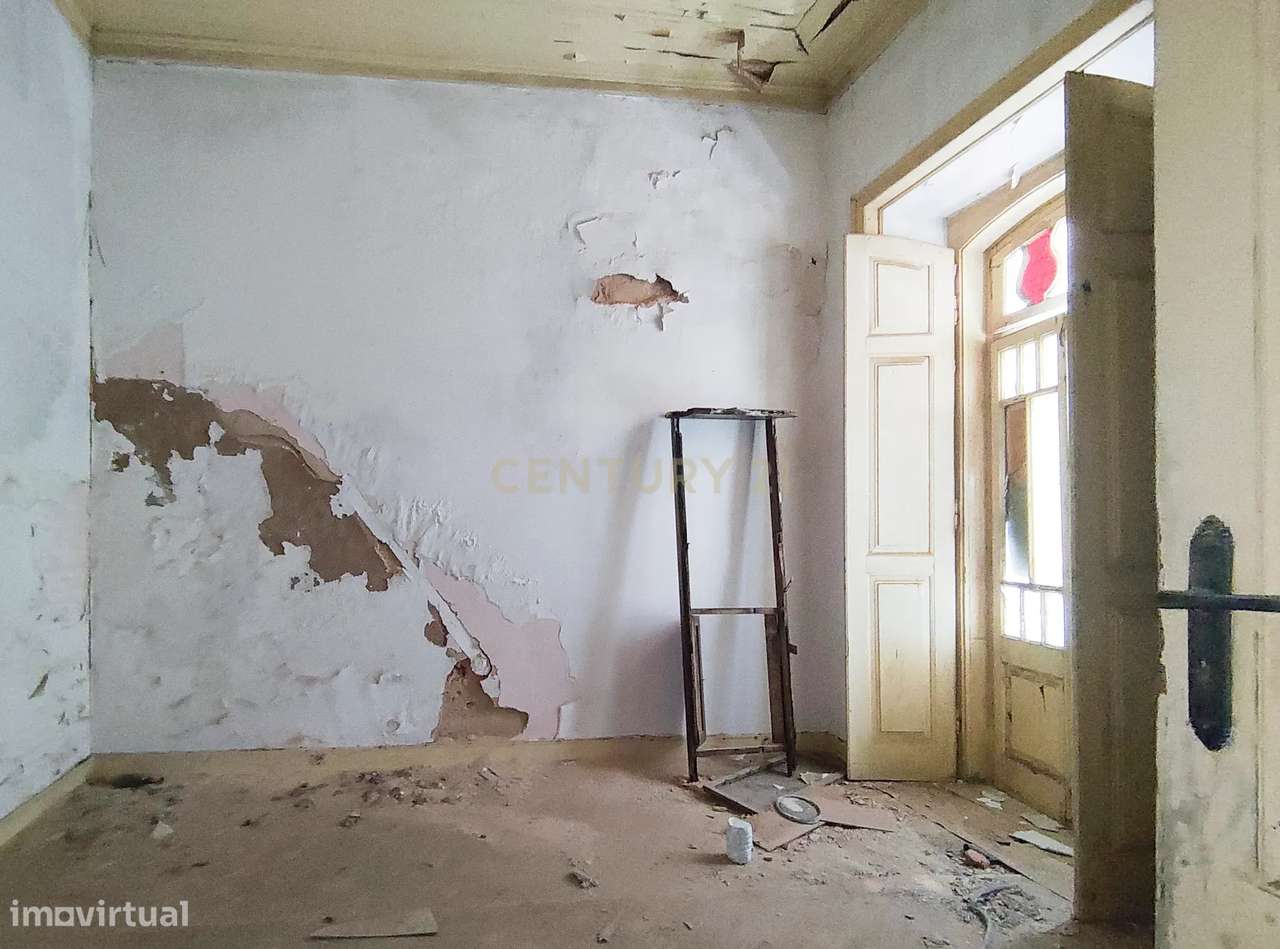 Prédio de 3 pisos de uso misto, zona ribeirinha, zona ARU.-12