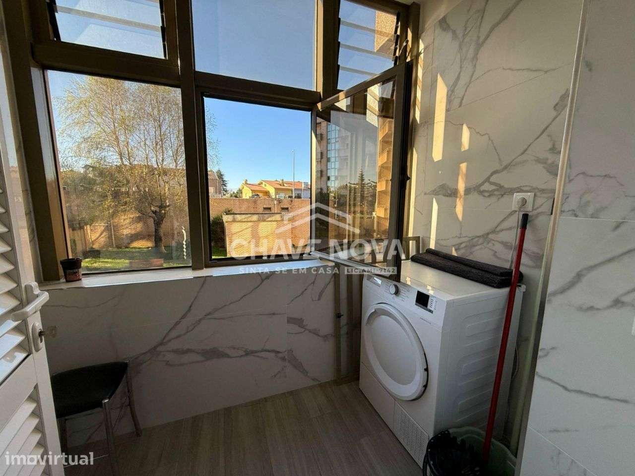 Apartamento T2+1 Renovado c/ Lugar de Garagem em Santa Marinha-12