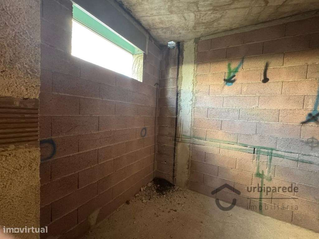 Moradia V4 na Adroana, em face de acabamento.-21