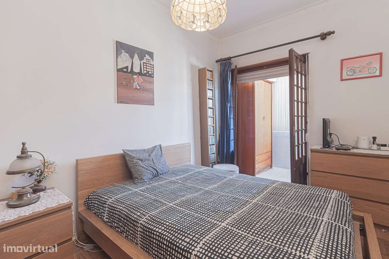 Apartamento T4 transformado em T3 no Laranjeiro-9