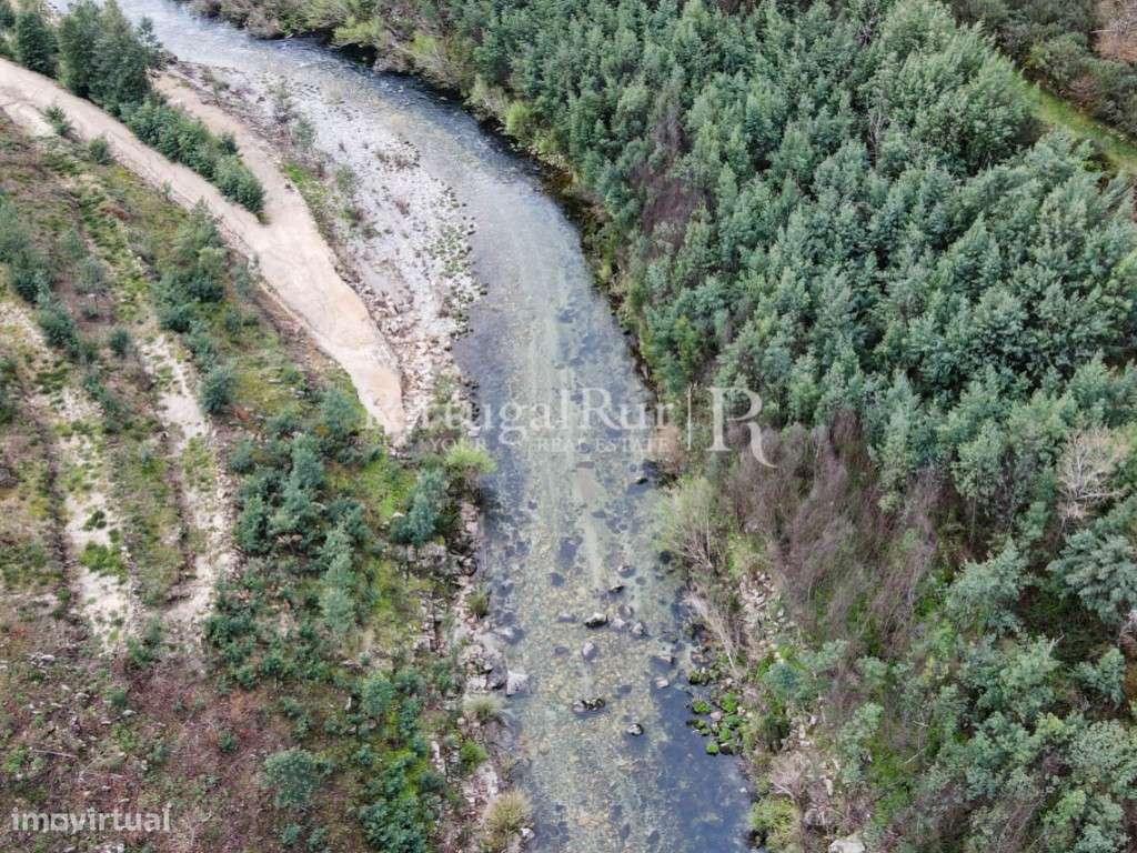 Quintinha confinante com o rio em Avô - Grande imagem: 5/35