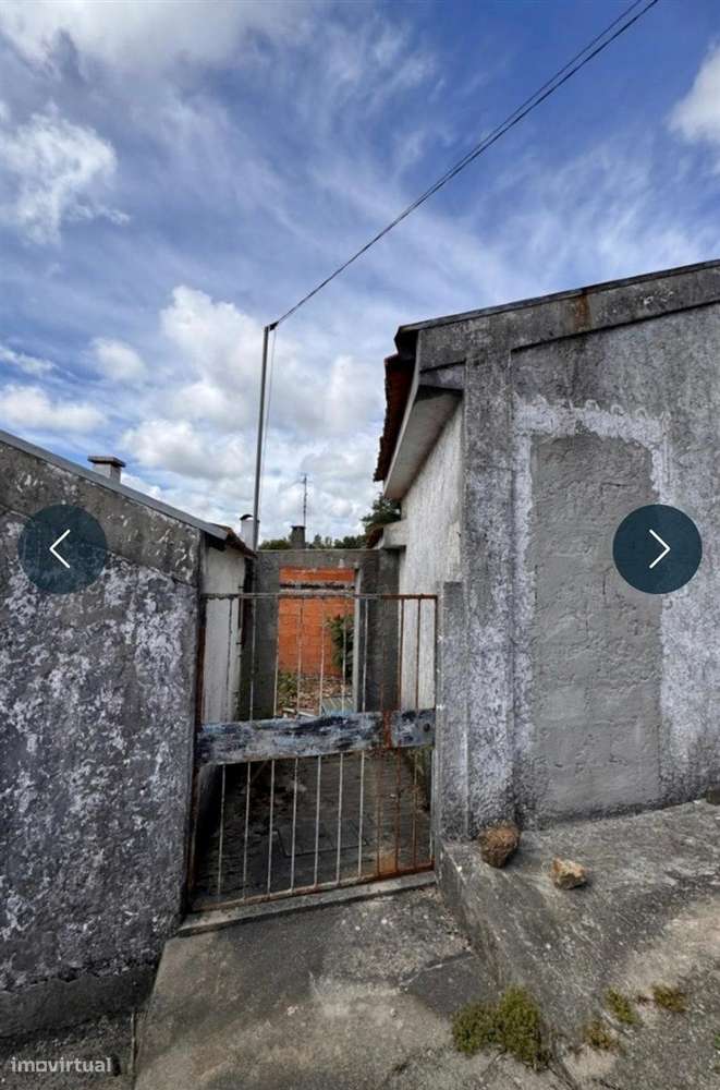 Prédio com 3 Habitações, Garagem e Terreno em Grijó-18