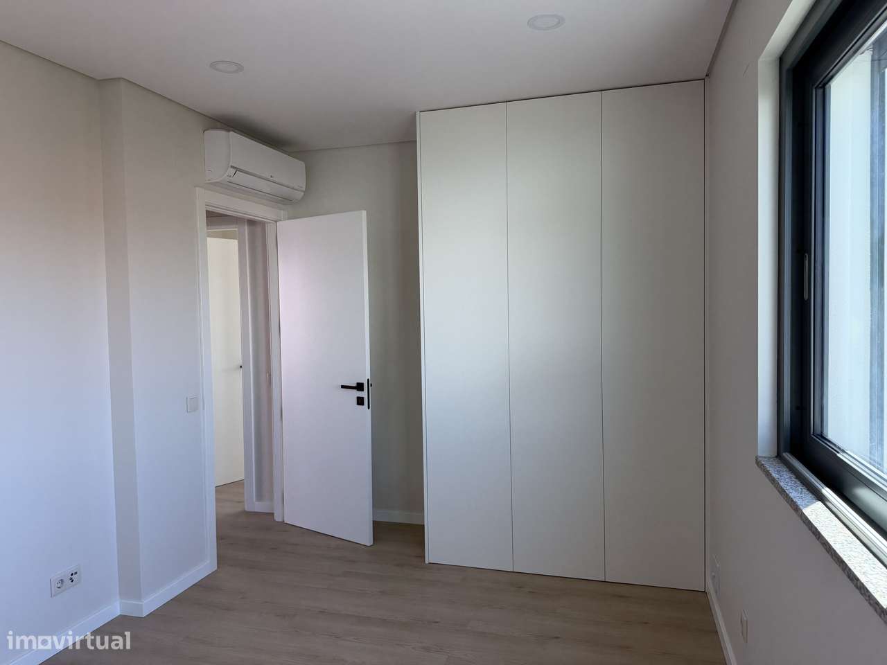 Moradia T4 com piscina, terraço e garagem em Ferreiras-20