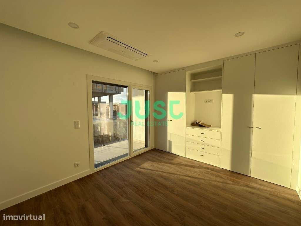 Apartamento T2 com suíte com closet, terraço e uma 1 vaga de garage...-11